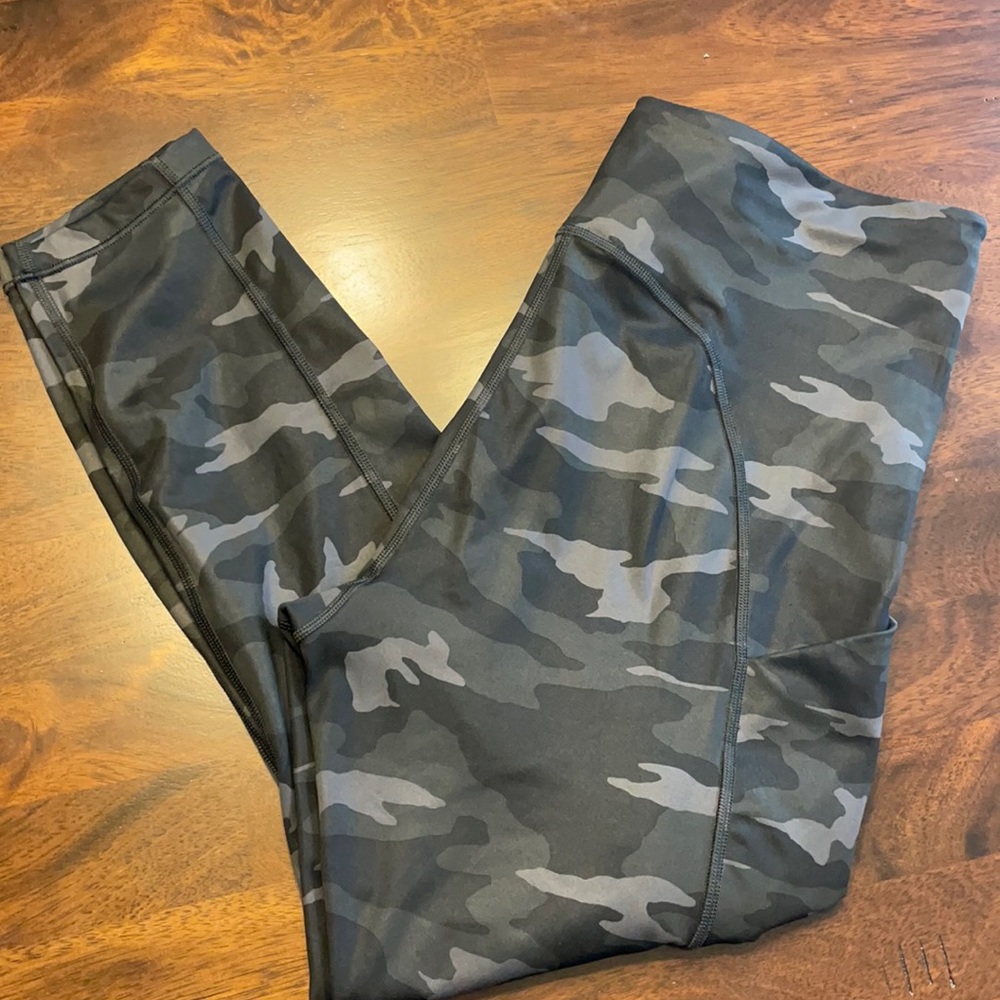 Athleta Ultimate Stash Pocket Camo 7/8 Tight